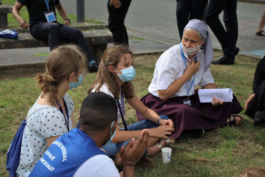 des jeunes du LJ14, Lourdes jeunes 14 ans, en grande discussion avec une religieuse Assomptionniste